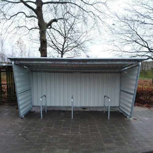Fietsoverkapping Karin 48 Bij deze fietsoverkapping is tevens gekozen voor onze verzinkte aanleunbeugels met tussenbuis. Voordelig en droog fietsparkeren. Basisdeel fietsoverkapping (4.3m) model Karin met trapeziumplaat wandafdichtingen.